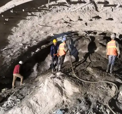 永发镇隧道拱顶带模注浆料，微膨胀注浆料的特点及施工工艺